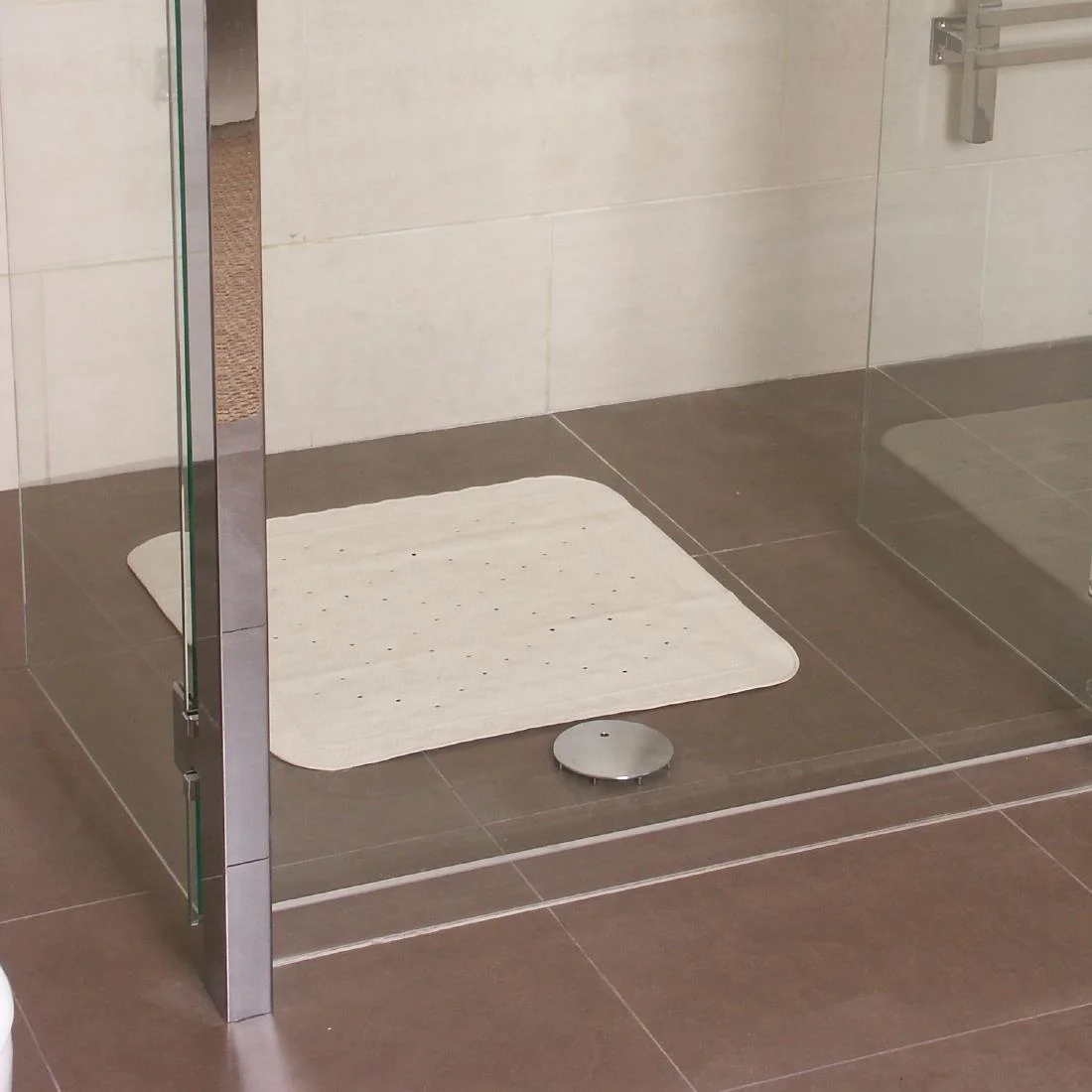 Mitre Essentials Shower Mat with Suckers - Image 2