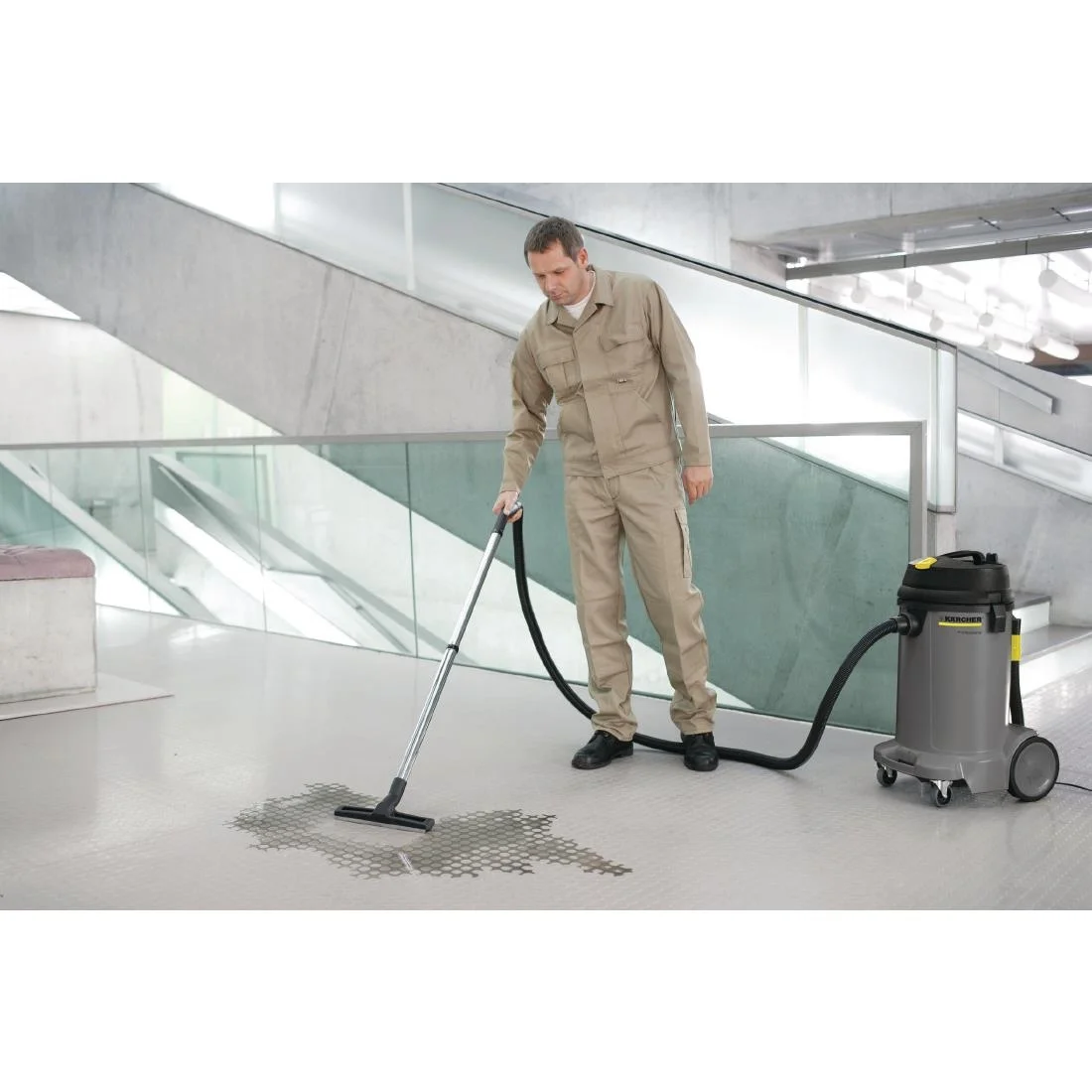 Karcher Wet and Dry Vacuum - Image 2