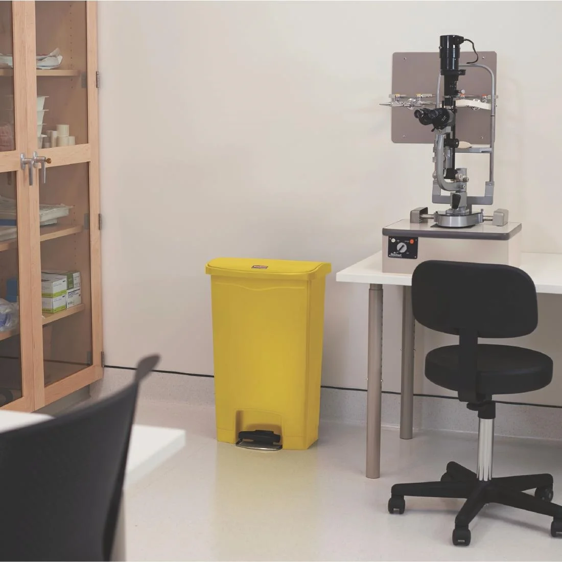 Rubbermaid Slim Jim Step on Bin Front Pedal 50Ltr Yellow - Image 2