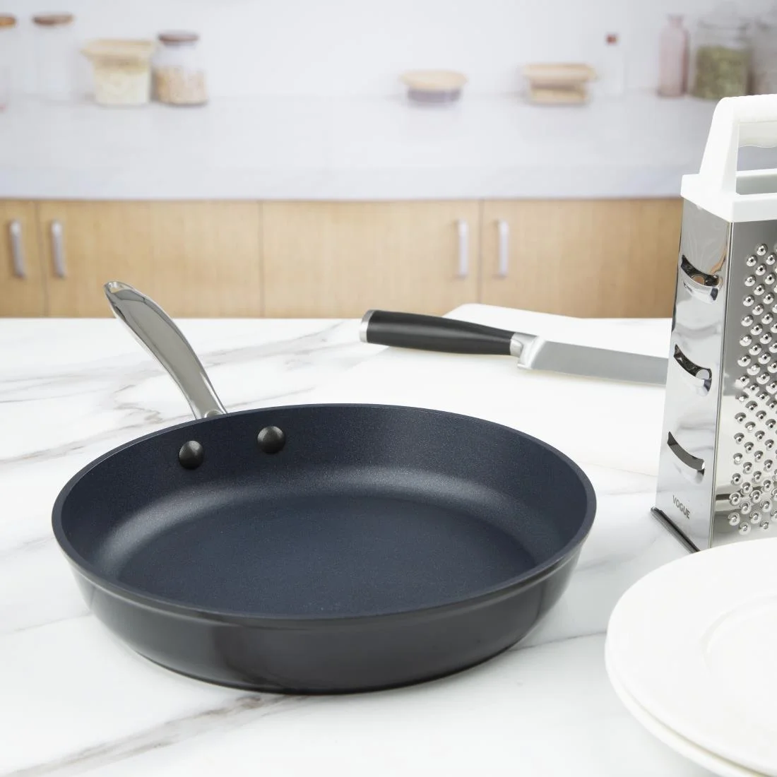 Vogue Cast Aluminium Non Stick Teflon Frying Pan 260mm - Image 2