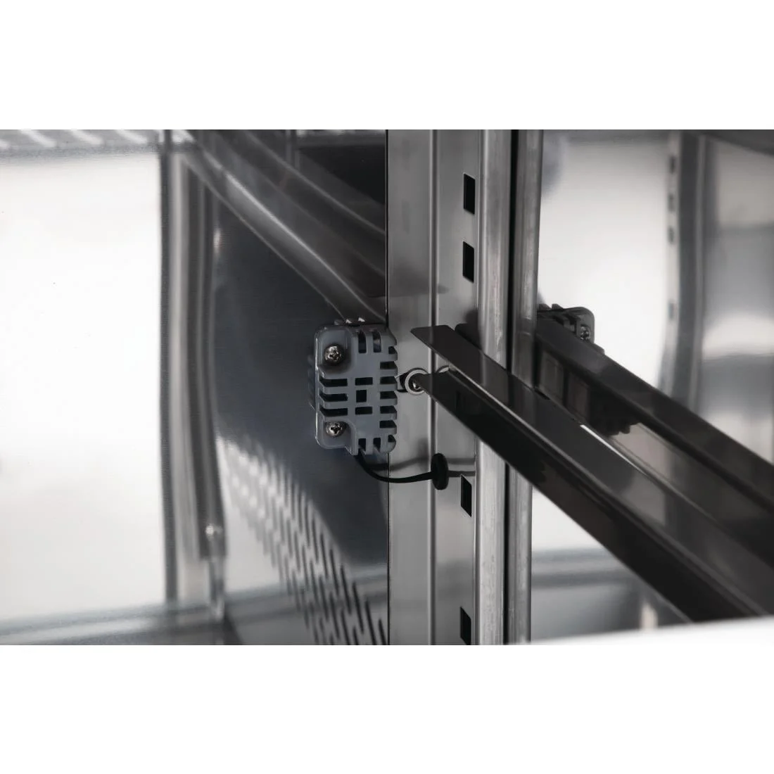 Polar U-Series Triple Door Counter Fridge 417Ltr - Image 10