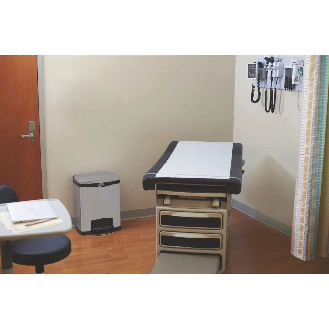 Rubbermaid Slim Jim Front Step on Stainless Steel 30L - Image 3