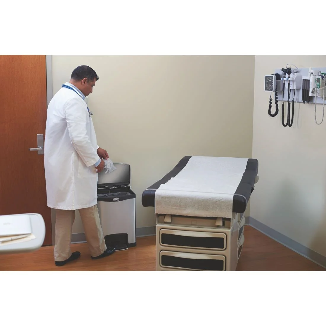 Rubbermaid Slim Jim Front Step on Stainless Steel 30L - Image 6