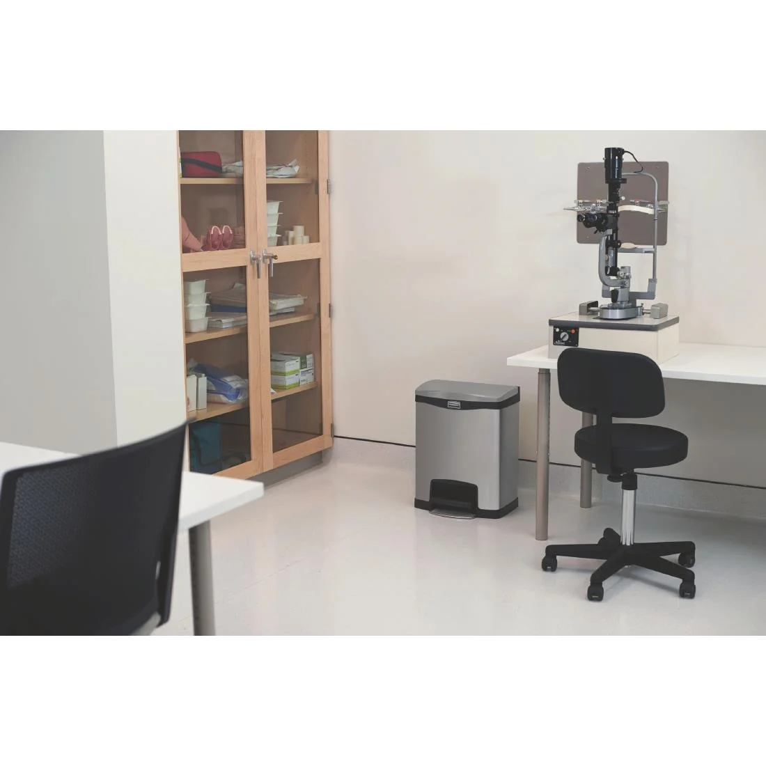 Rubbermaid Slim Jim Front Step on Stainless Steel 30L - Image 2