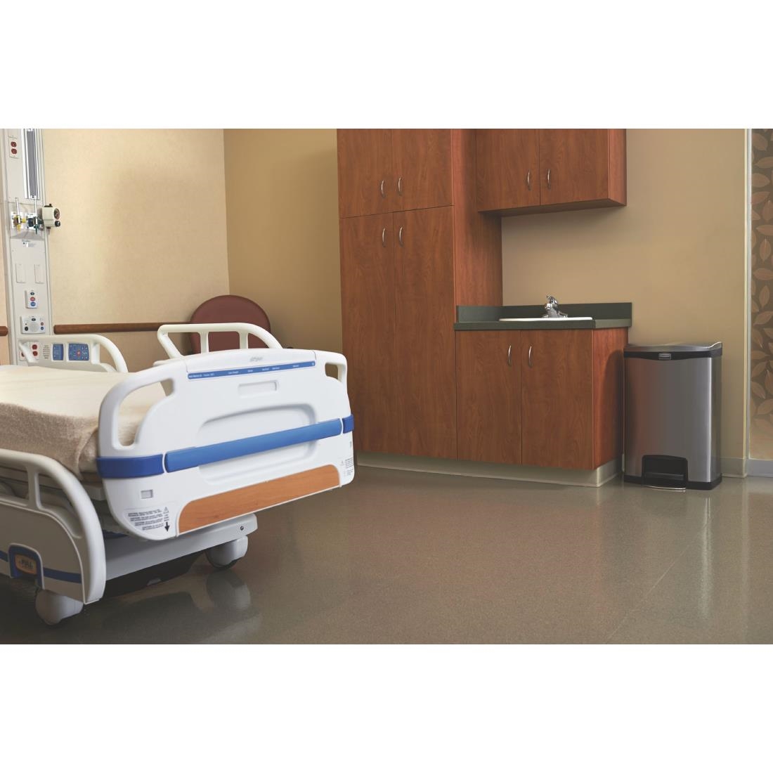 Rubbermaid Slim Jim Front Step on Stainless Steel 50L